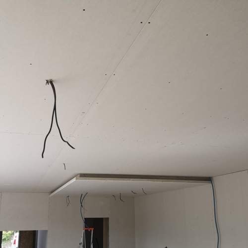 Un plafond avec un rendu esthétique